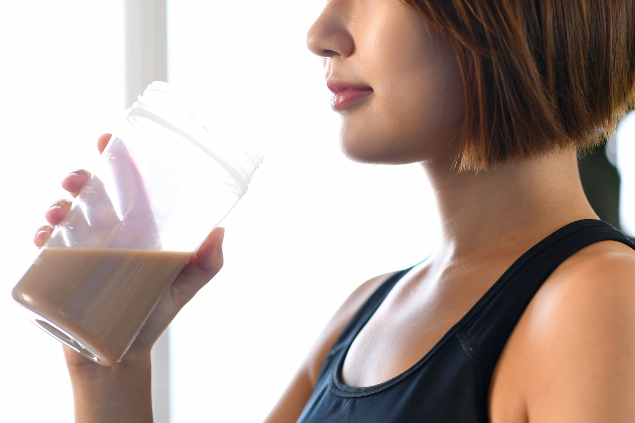 プロテインを飲む女性のイメージ写真